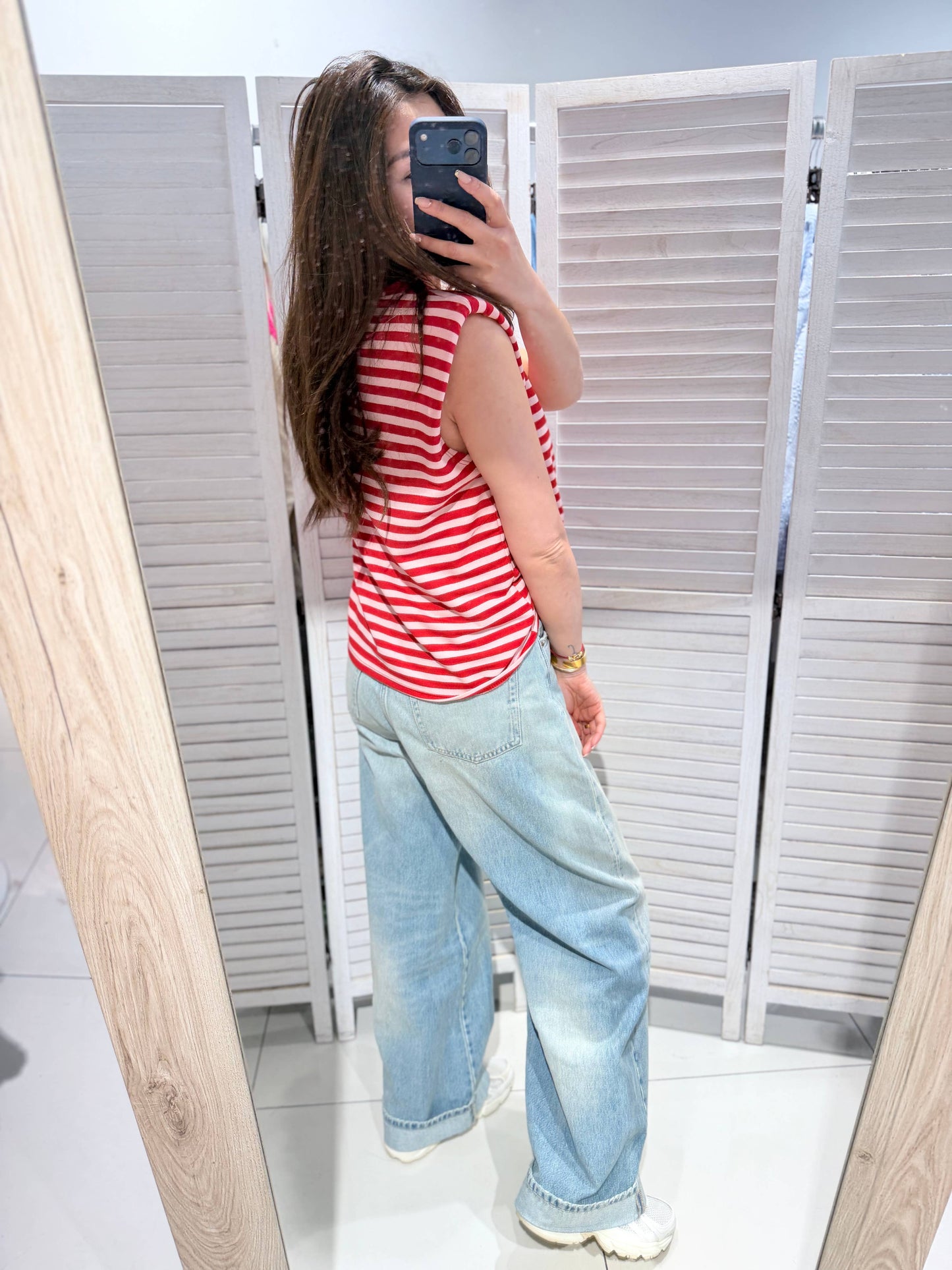Gestreiftes Top und weite Jeans