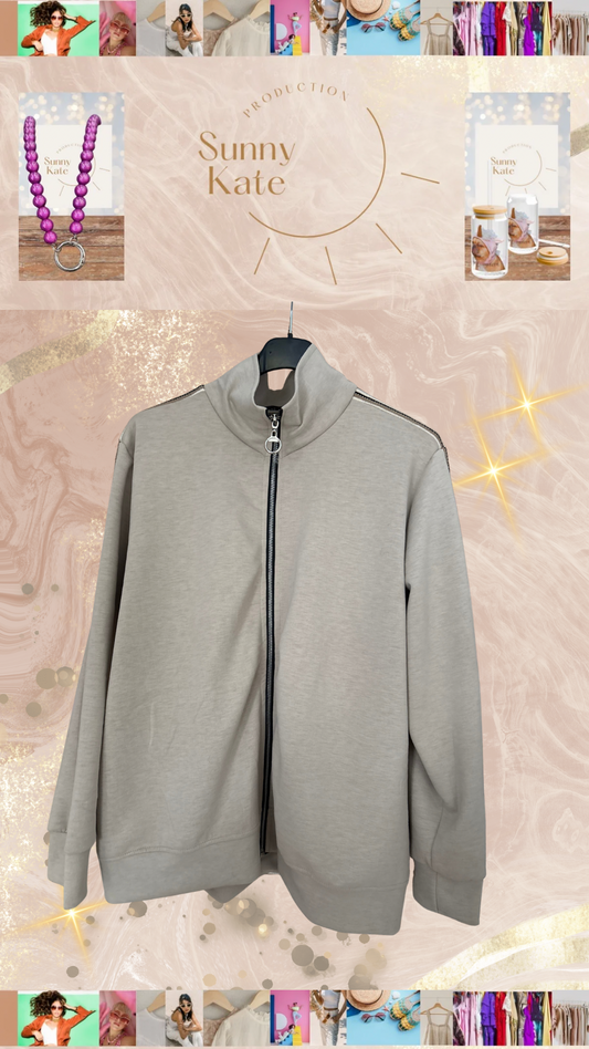 Linea Soft“ – Elegante Zip-Jacke im Clean Look
(Farben: Sand & Taupe · Gr. 36–42)