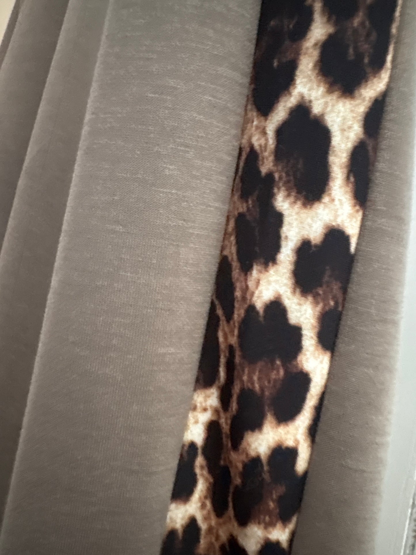 🤎 Savanna Soft – Zip-Jacke mit Leo-Detail
Taupe · Gr. 36–42