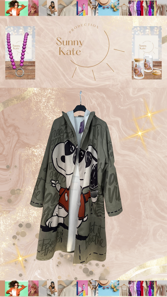 Oversize Hoodie-Mantel mit Print – Wildleder-Imitat Khaki
Größe: 40–46 (locker fallend, Oversize)
Material: Wildleder-Imitat (weich & geschmeidig)