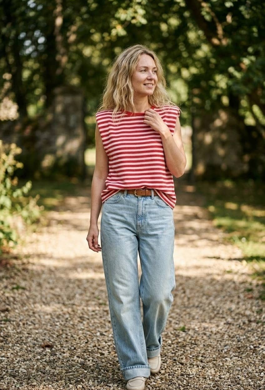 Gestreiftes Top und weite Jeans