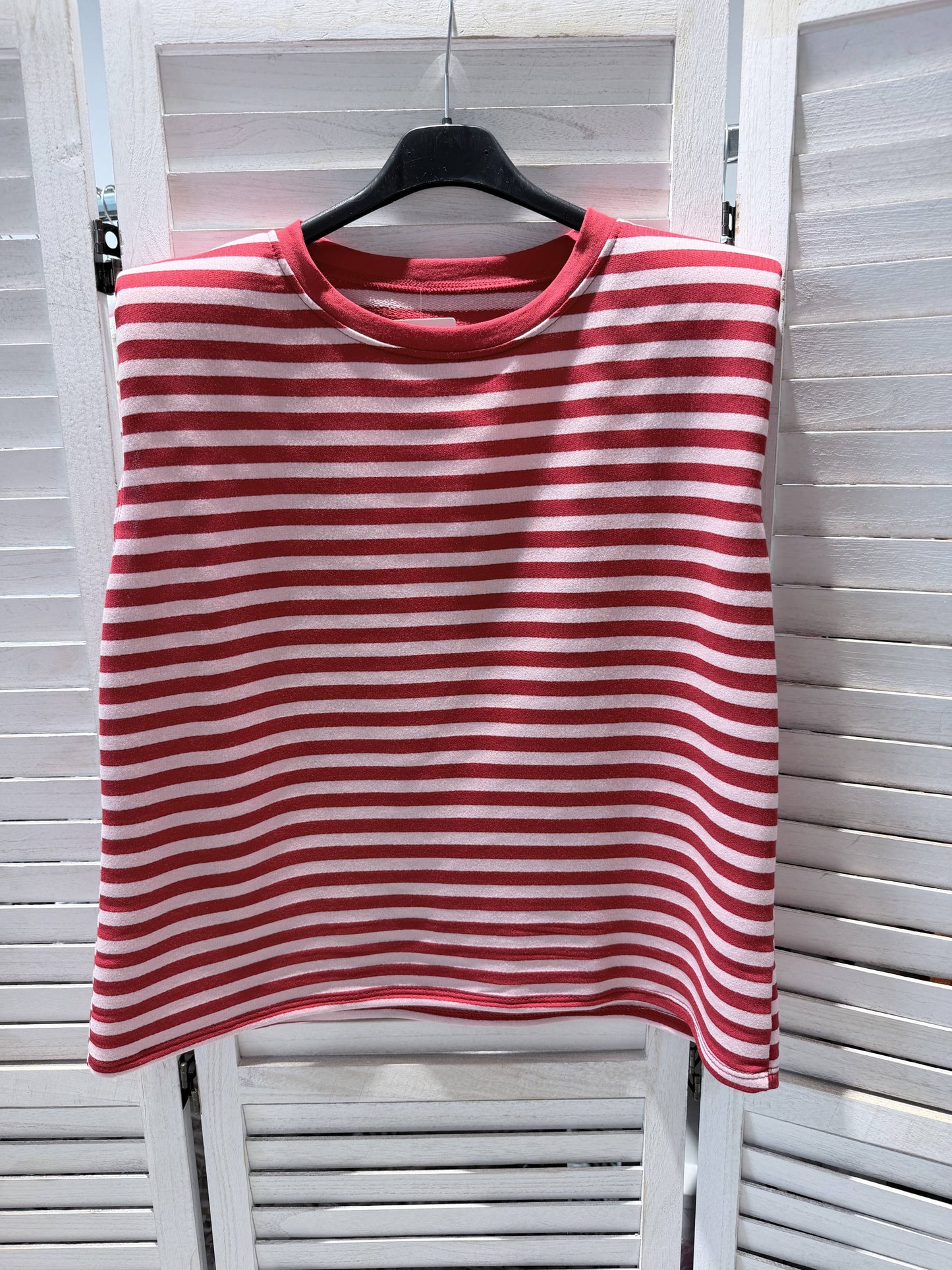 Gestreiftes Top und weite Jeans