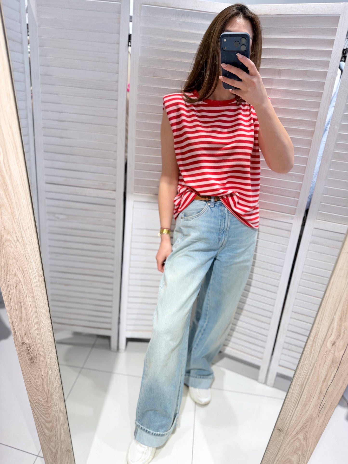 Gestreiftes Top und weite Jeans