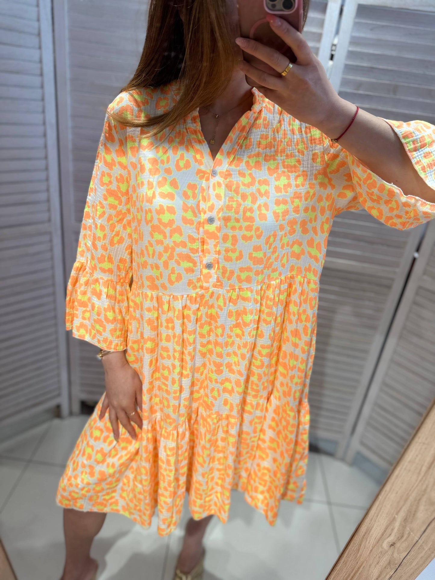 Fließendes Kleid mit ausgestellten 3/4-Ärmeln und V-Ausschnitt – A1037-1