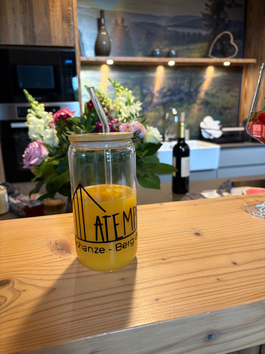 Personalisiertes Trinkglas 420ml mit Bambusdeckel und Glasstrohhalm für warme und kalte Getränke