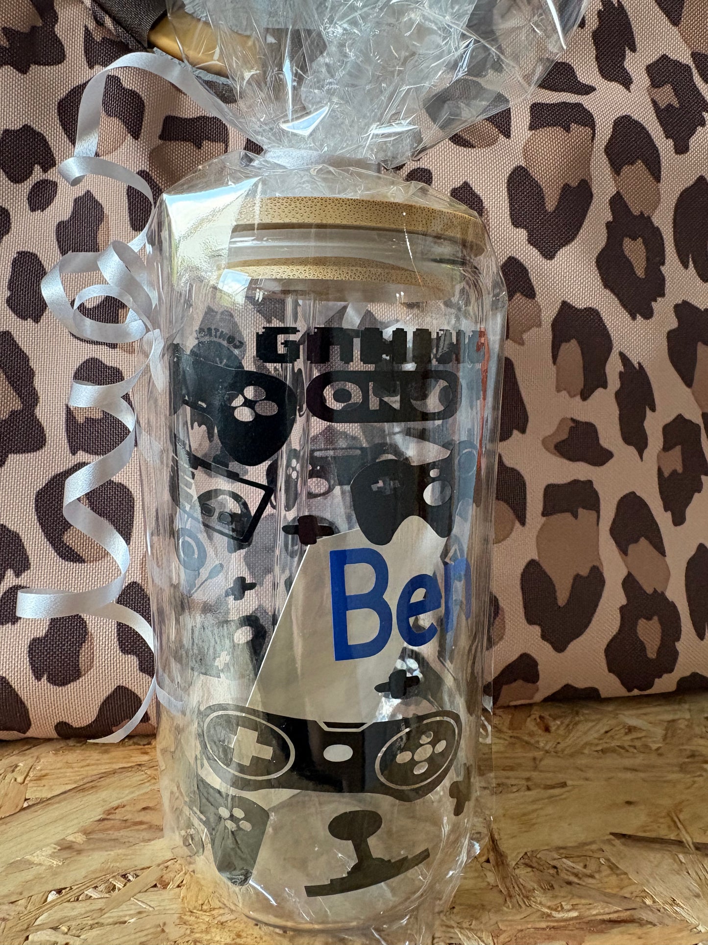 Personalisiertes Trinkglas 420ml mit Bambusdeckel und Glasstrohhalm für warme und kalte Getränke