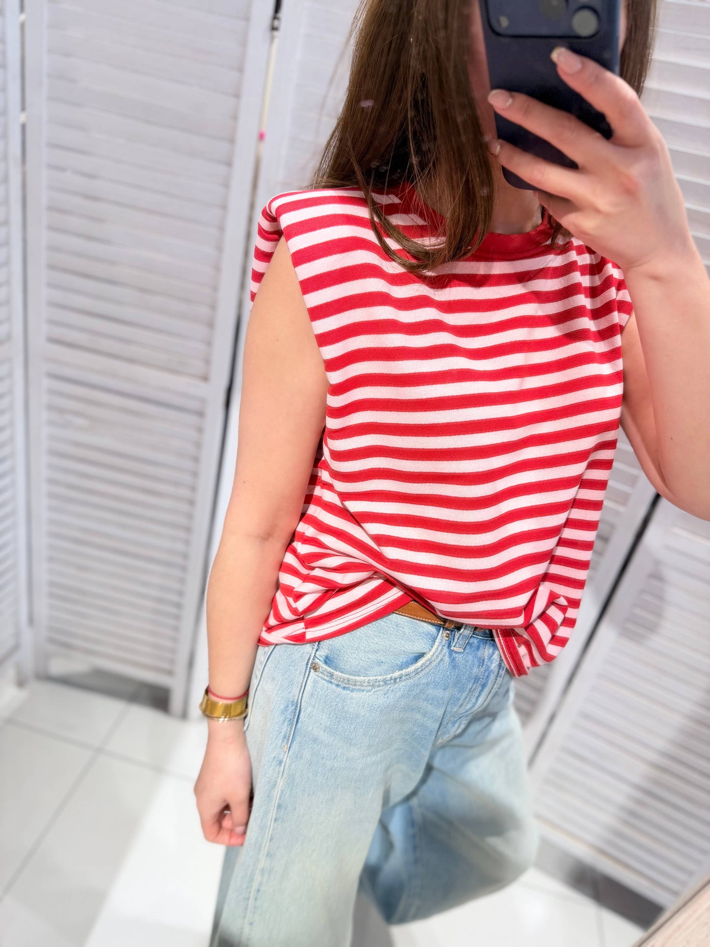 Gestreiftes Top und weite Jeans