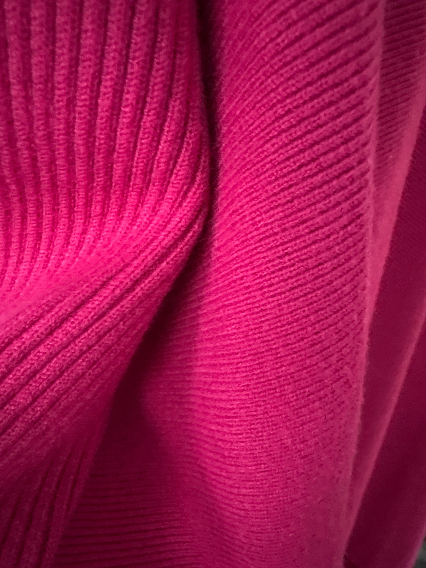 „Rosé Flow“ – Fließendes Longshirt mit Soft-Struktur
Dunkelpink · Gr. L/XL (40–42)