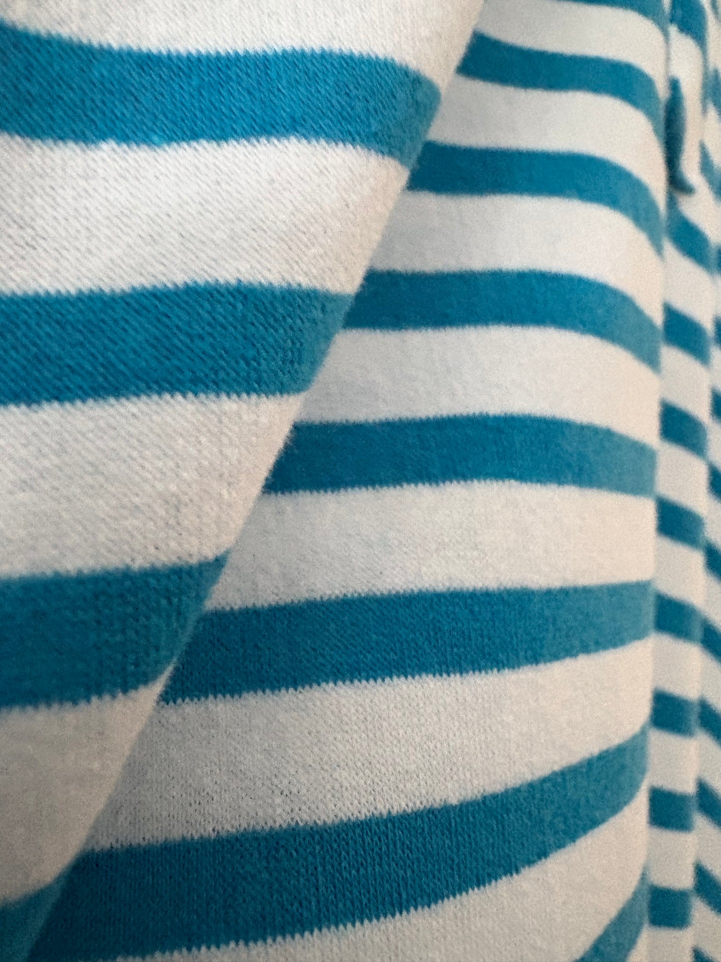 „Marée Bleue“ – Gestreiftes Oversize-Shirt im Frühlingslook
Türkis/Creme · Gr. 42–48