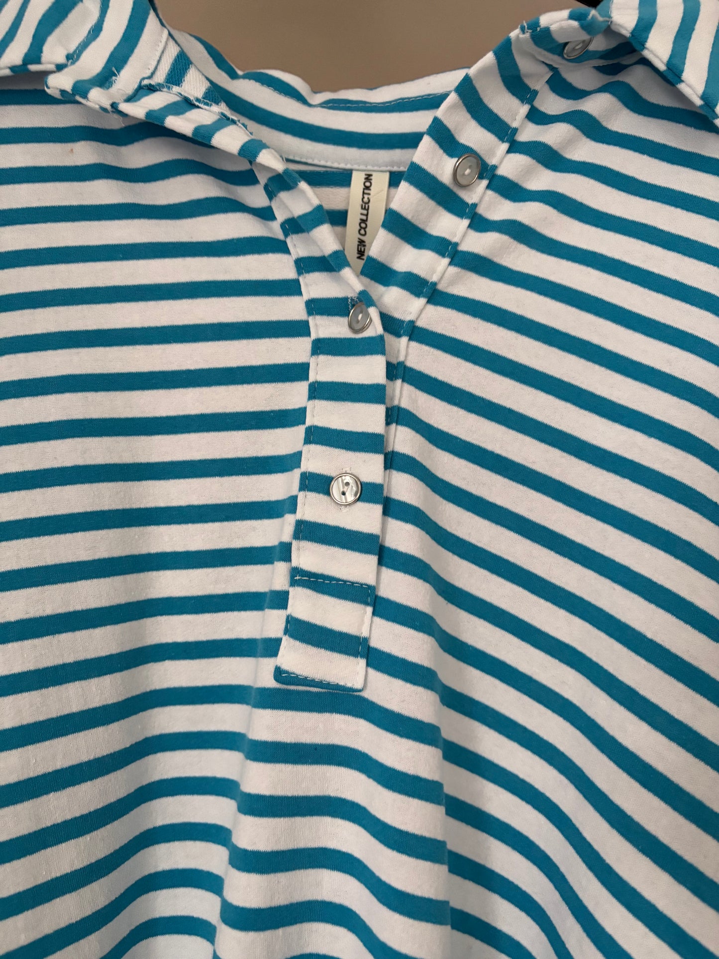 „Marée Bleue“ – Gestreiftes Oversize-Shirt im Frühlingslook
Türkis/Creme · Gr. 42–48