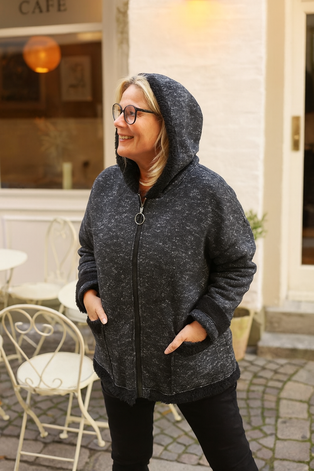 Kuscheljacke „Autumn Dream“ 🍁

Farben: Schwarz – Rot – Olivgrün
Größe: 36–40