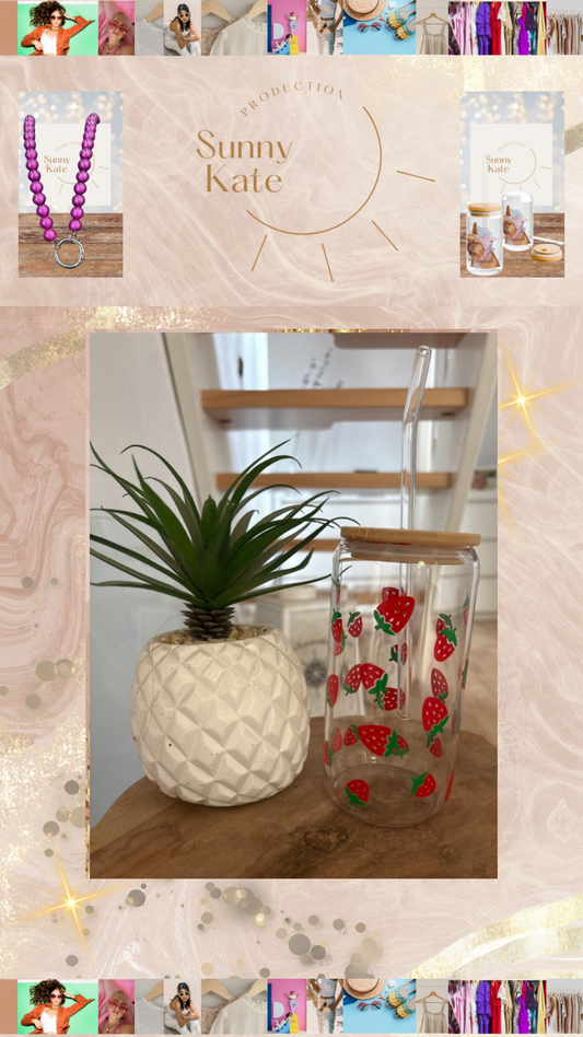 Erdbeerglas Nachhaltiges Trinkglas mit Strohhalm & Bambusdeckel – hitzebeständig & wiederverwendbar – Erdbeerlook – 420 ml