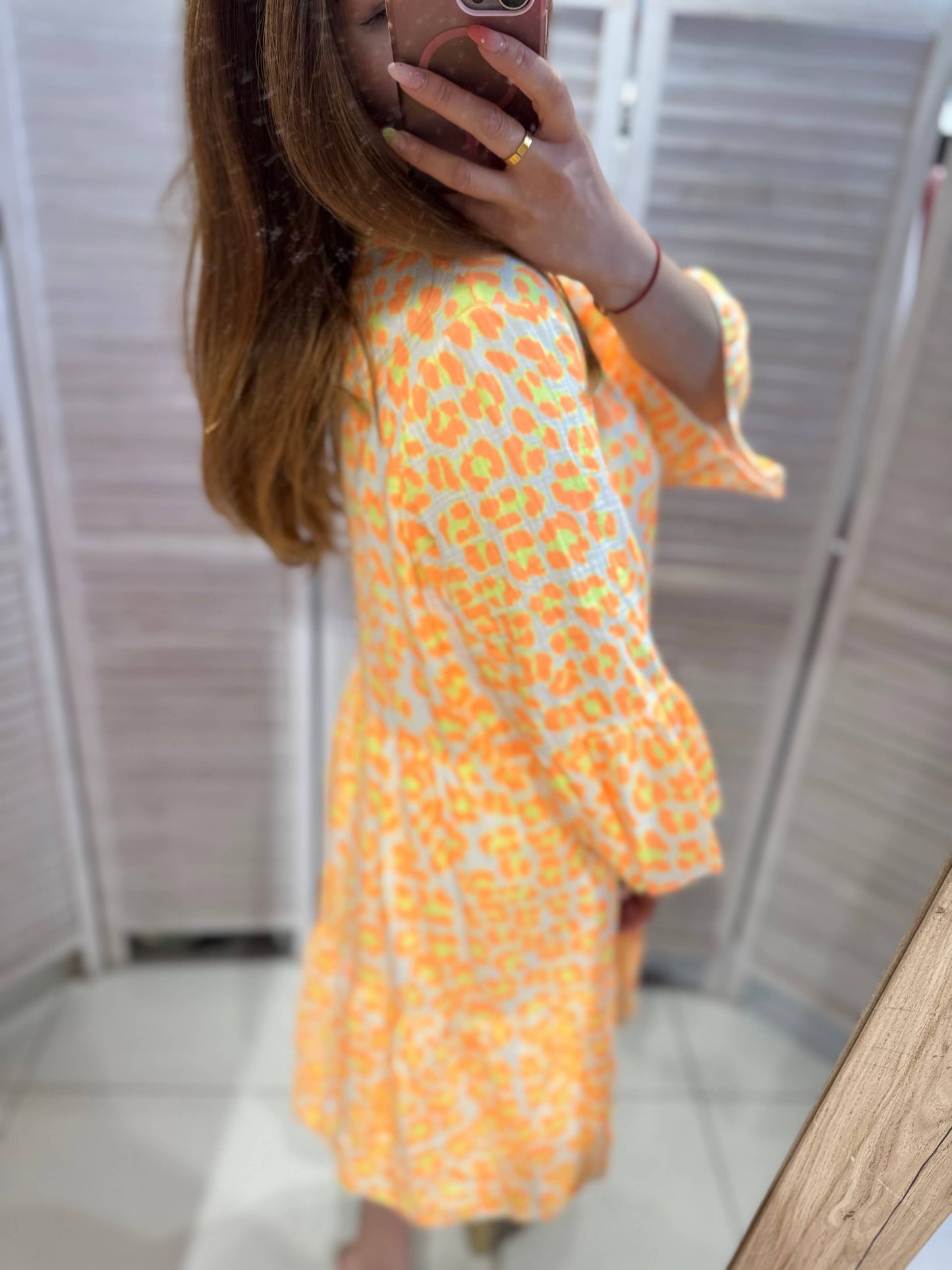 Fließendes Kleid mit ausgestellten 3/4-Ärmeln und V-Ausschnitt – A1037-1