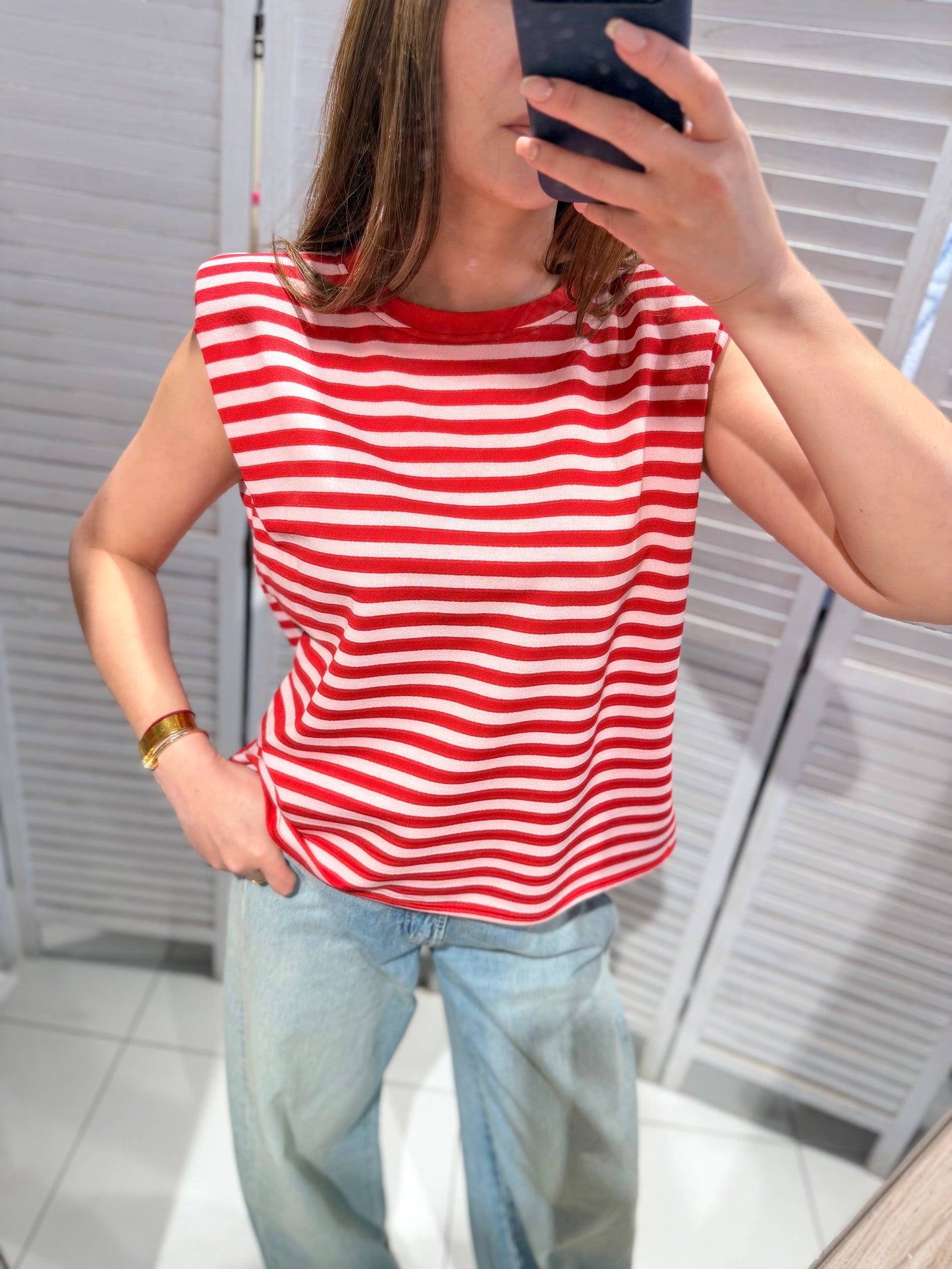 Gestreiftes Top und weite Jeans